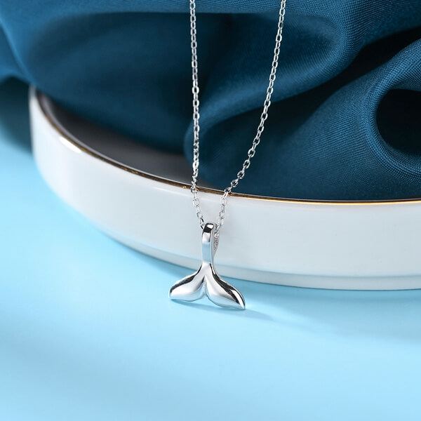 Moissanite silver necklace picture